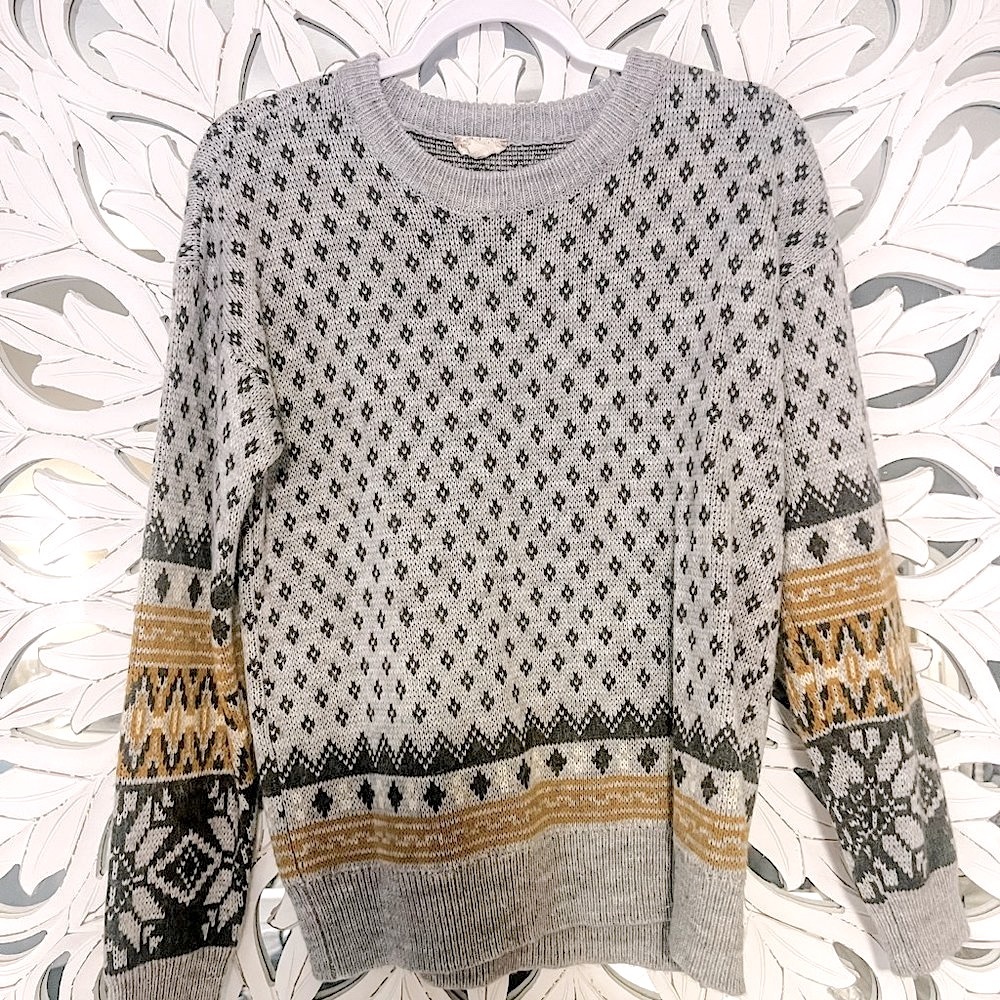 Warm and Cozy Knitted Patter Sweater 💛🏵🍂